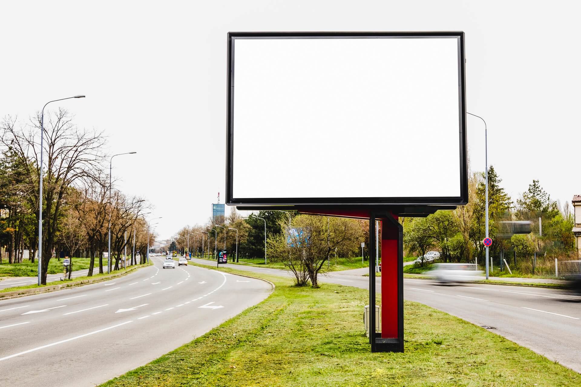 Telas de rua: como os outdoors de LED se tornam um meio de expressão criativa urbana?