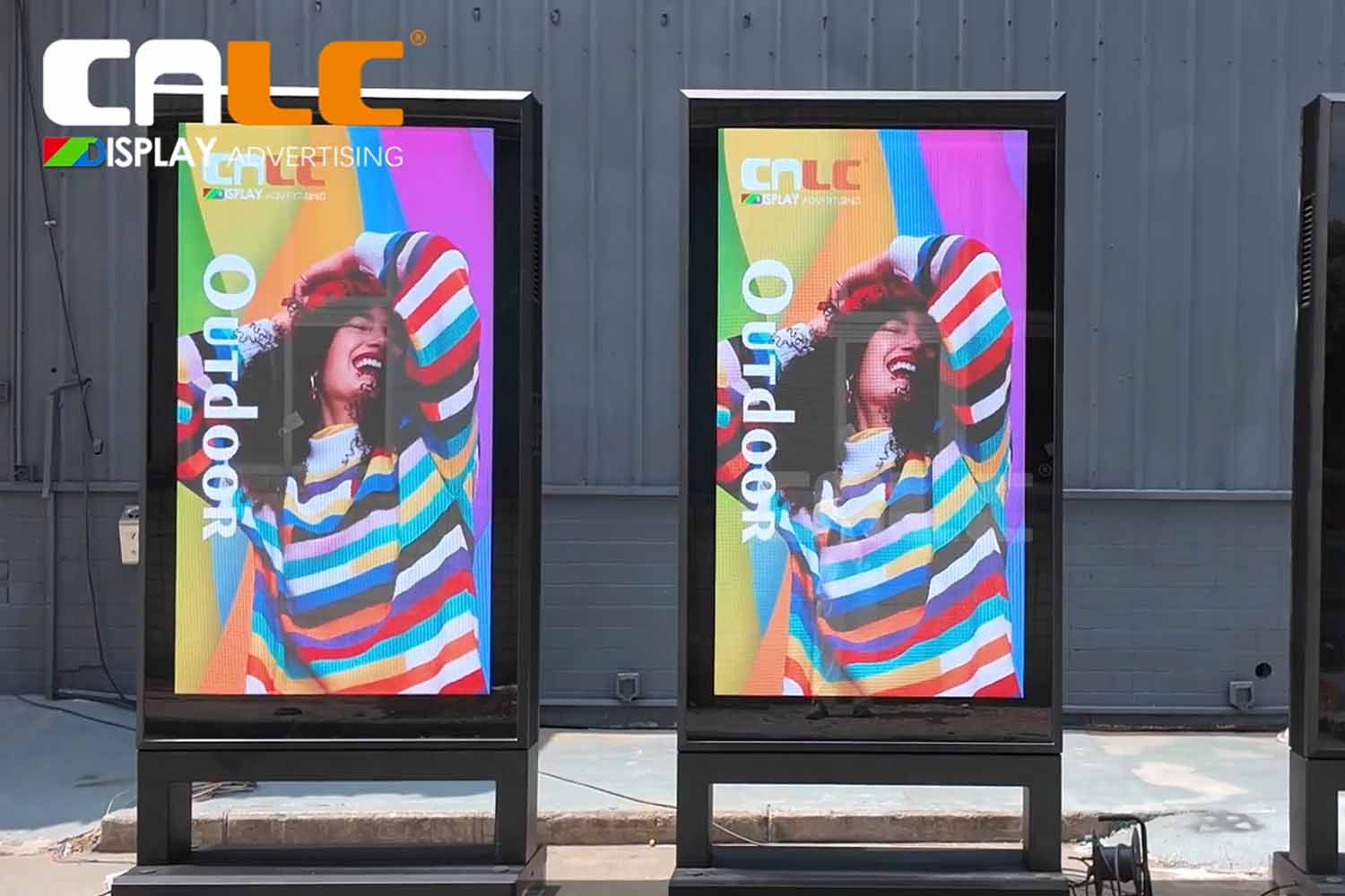 Display LED CNLC de dupla face Mupi – P2 de passo fino | 4000 nits legível sob luz solar | Solução para publicidade externa