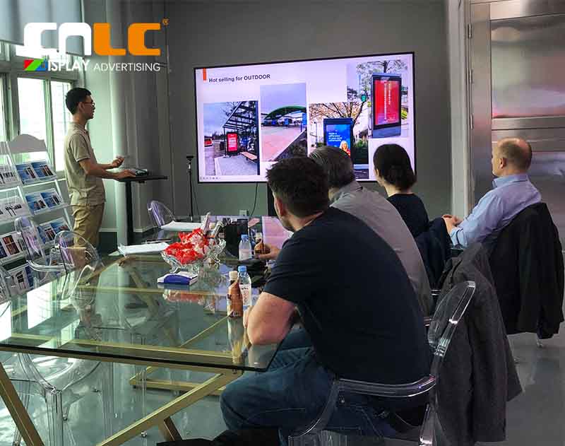 Clientes visitam a CNLC para explorar sinalização digital personalizada com estrutura de alumínio durável