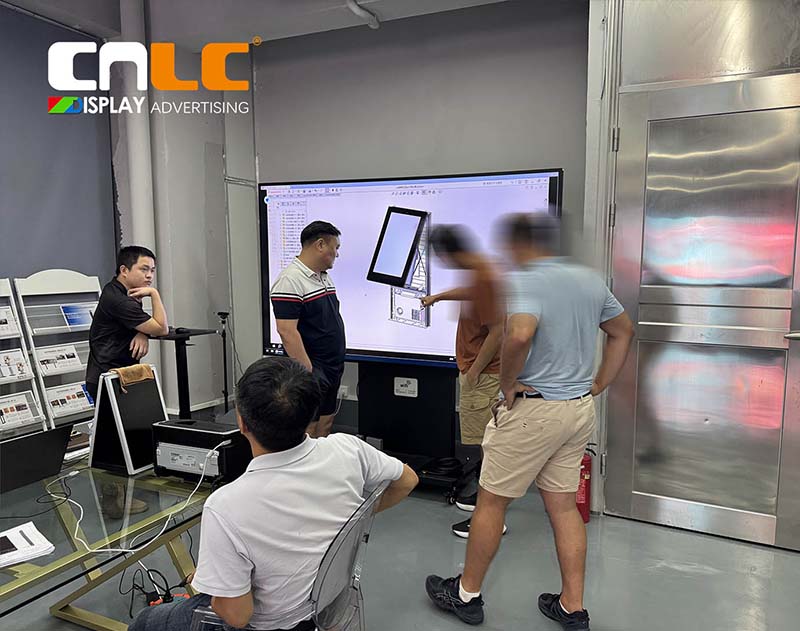 Cliente europeu visita a CNLC para desenvolvimento conjunto de display LED Mupi para exteriores