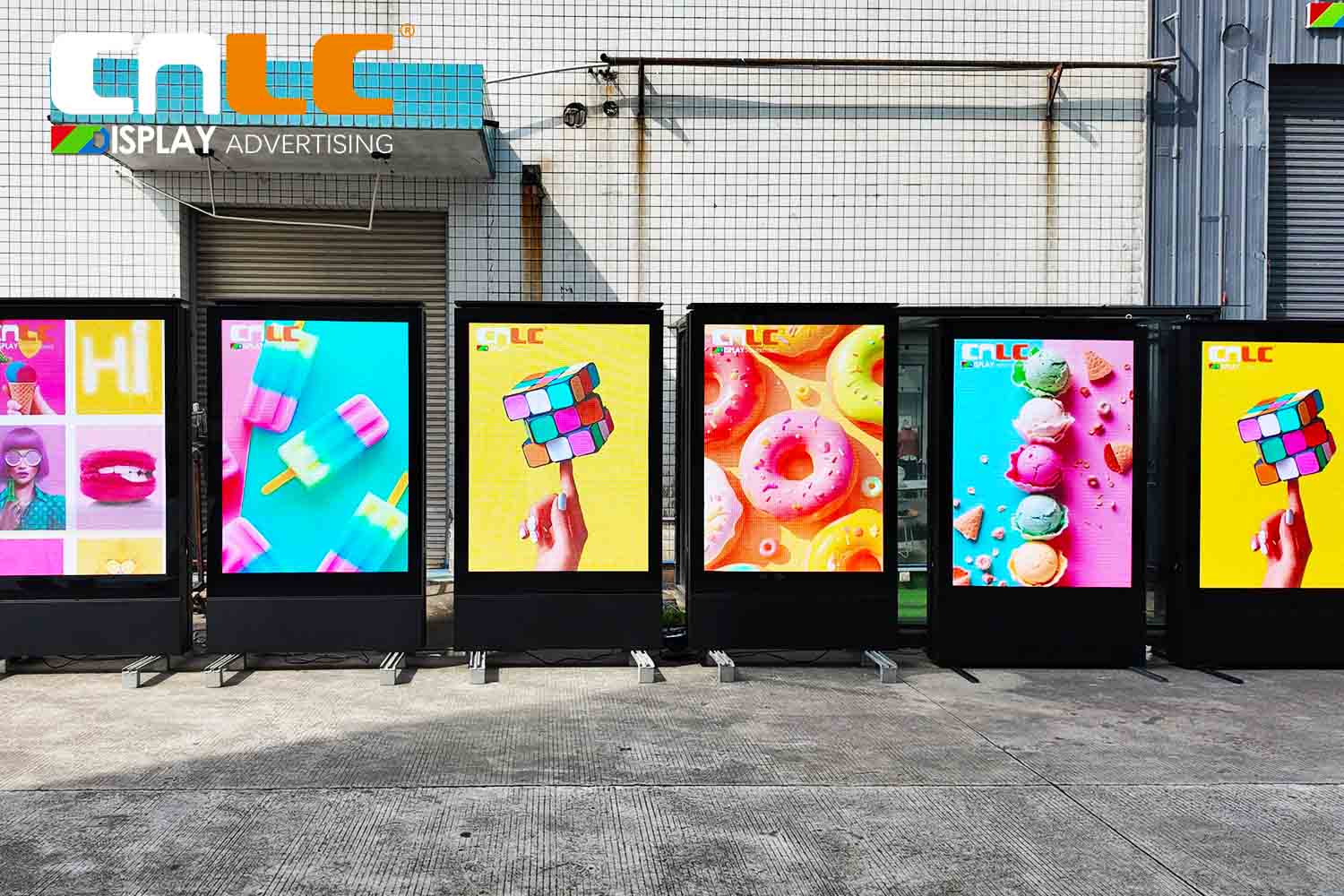 Display LED Mupi P4 para exteriores – Alto brilho, resistente às intempéries e projetado para publicidade DOOH