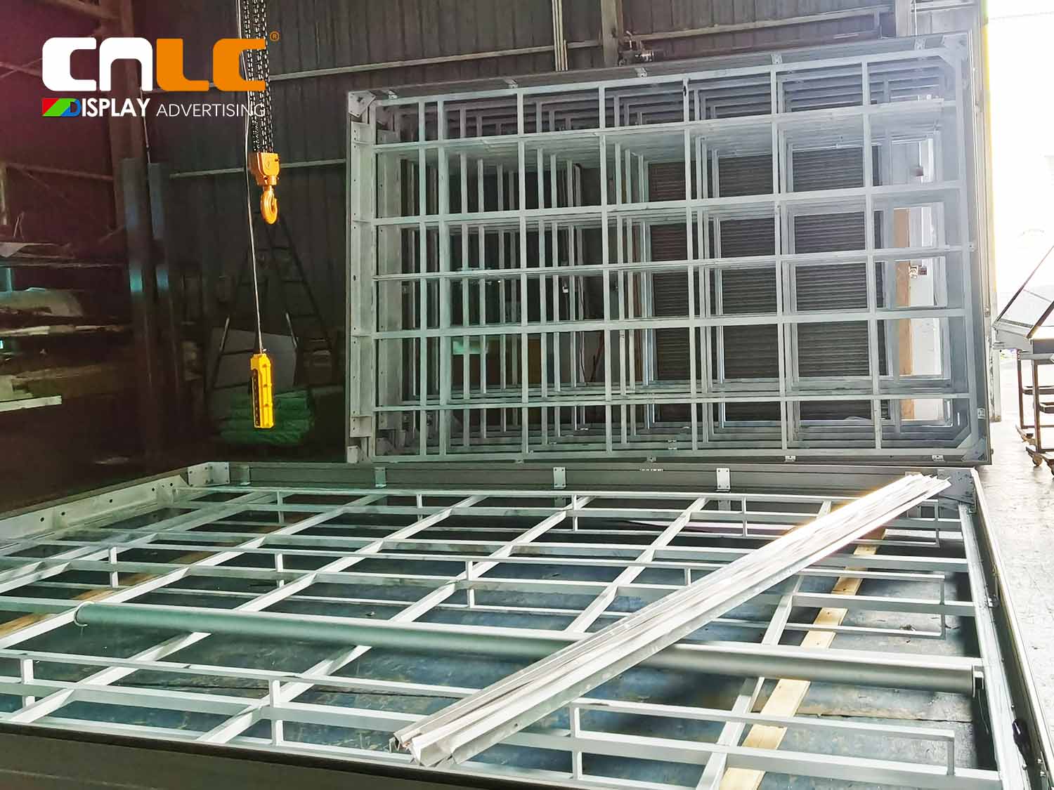 CNLC palletizing and loading dynamic light boxes for international shipping
