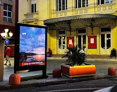 CNLC conclui projeto de implantação de totens de LED externos na Europa.