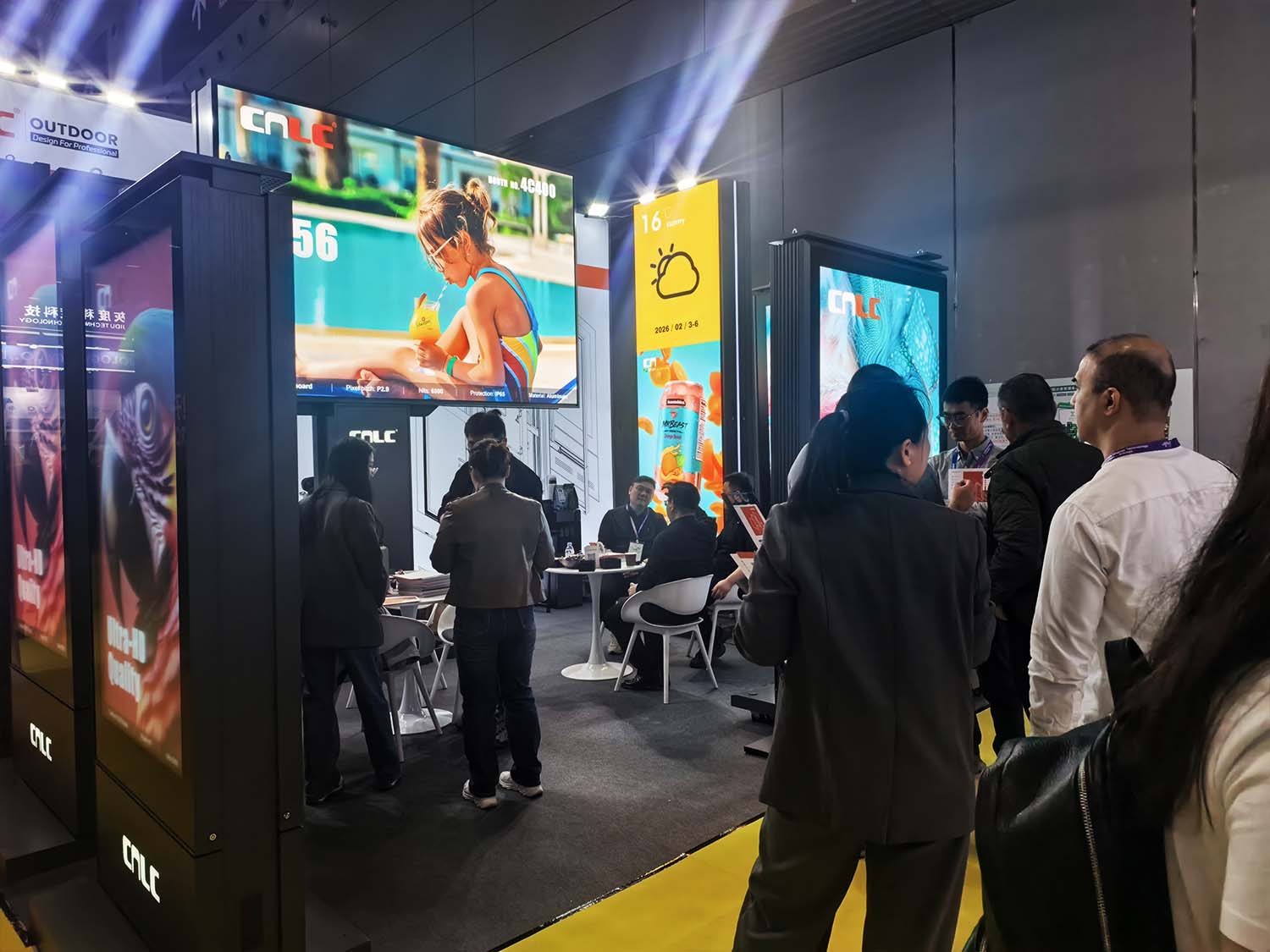 LED totem display for outdoor advertising and public information